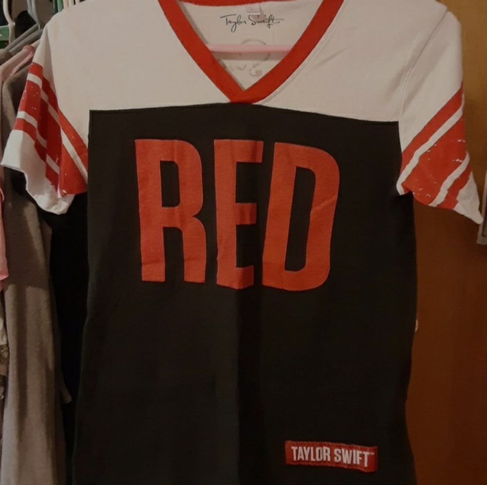 RED TAYLOR SWIFT SHIRT SIZE M